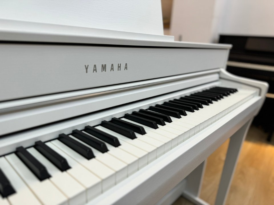 YAMAHA SCLP-7350 WH - Góc nhìn thực tế 6